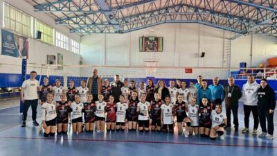 Germencik Kaymakamı Sultan Doğru, Kızlar Voleybol Ligi maçında genç sporcuları