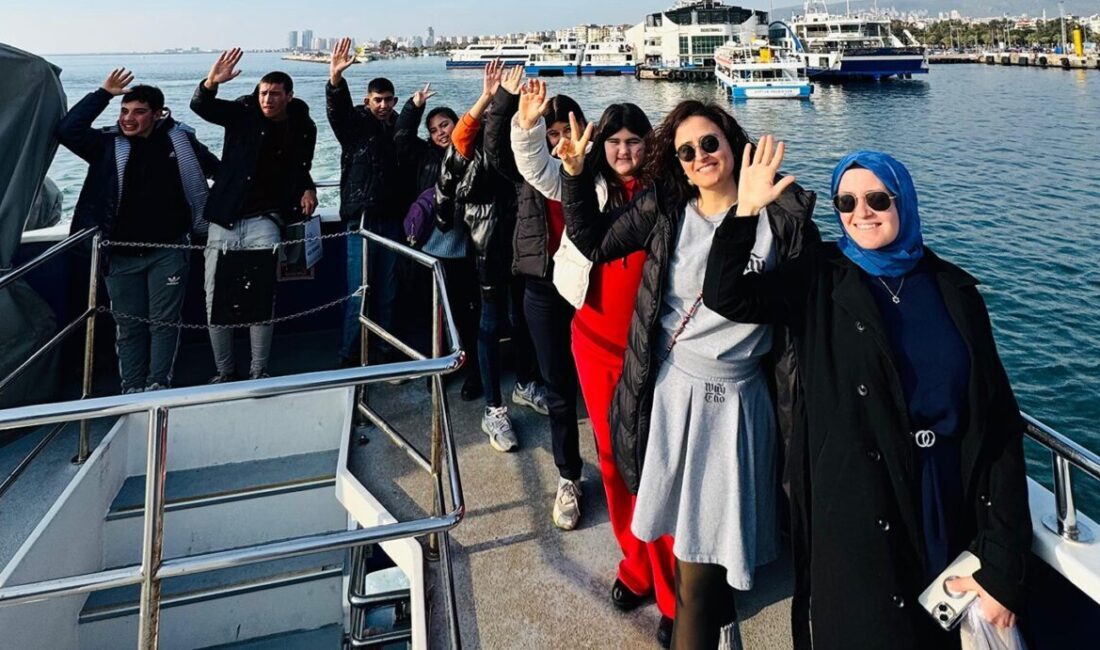 Kula Germiyanoğulları Mesleki ve Teknik Anadolu Lisesi'nde öğrenim gören özel