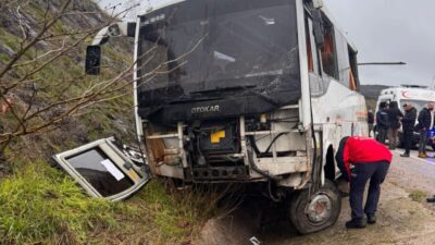Balıkesir'in Gönen ilçesindeki kazada 25 kişi yaralandı. Servis aracının sürücüsü