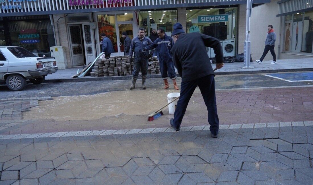 Gümüşhane'de Cumhuriyet Caddesi'nde yapılan bakım çalışması sırasında patlayan ana su