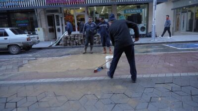 Gümüşhane'de Cumhuriyet Caddesi'nde yapılan bakım çalışması sırasında patlayan ana su