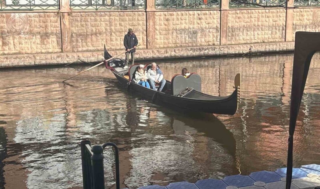 Eskişehir'de hava sıcaklığının yükselmesiyle birlikte Porsuk Çayı'ndaki gondol seferlerine ilgi