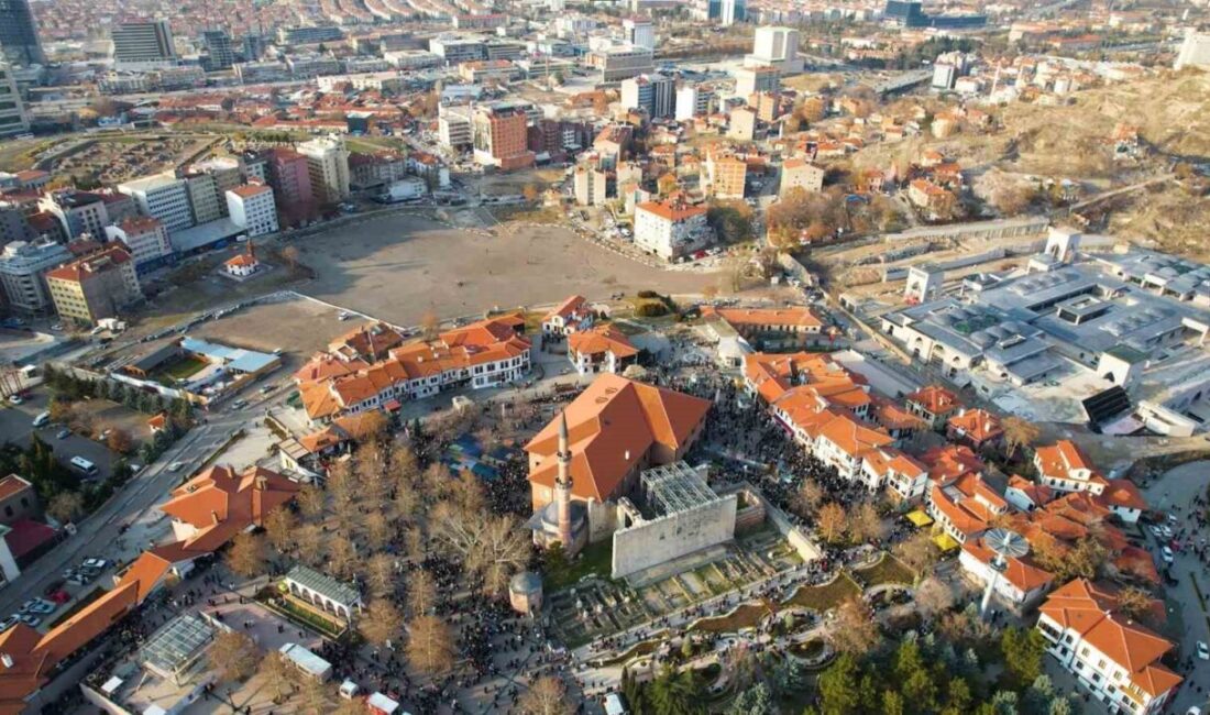 Ankara'daki Hacı Bayram-ı Veli Camii, Miraç Kandili sebebiyle yoğun bir