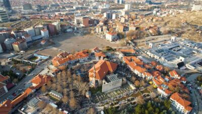 Ankara'daki Hacı Bayram-ı Veli Camii, Miraç Kandili sebebiyle yoğun bir