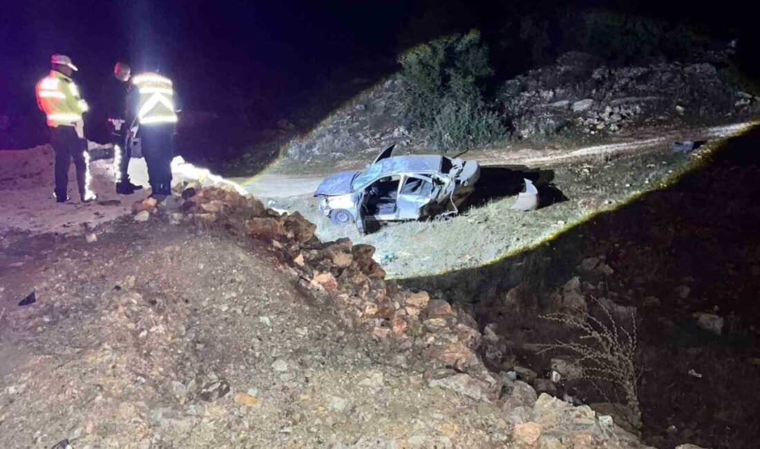 Besni ilçesindeki trafik kazasında hafif ticari araçla otomobil çarpıştı, 2