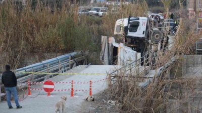 Antakya ilçesinde meydana gelen kaza sonucu hafriyat kamyonu köprünün çökmesiyle