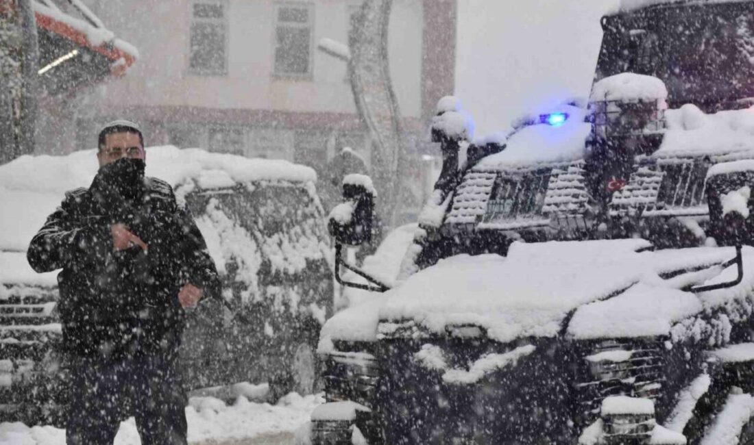 Hakkari polisi kar kış demeden görev başında Hakkari'de, sıfırın altındaki hava