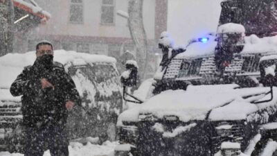 Hakkari'de, sıfırın altındaki hava koşullarına rağmen polis ekipleri, şehrin güvenliği