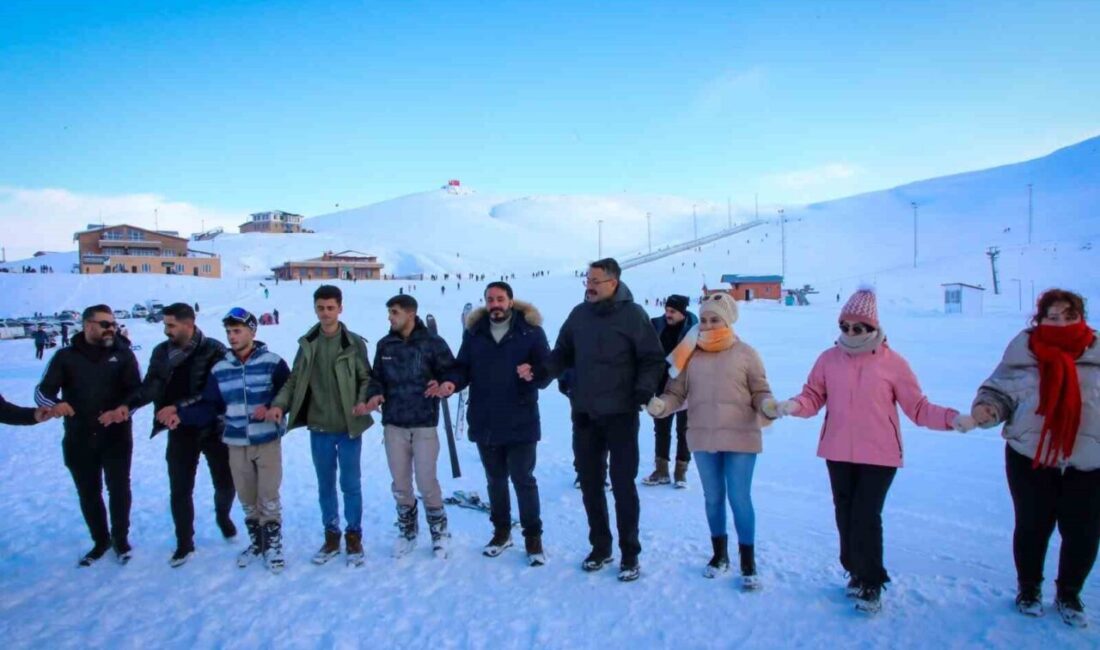 Hakkari Valisi Çelik, kayak merkezinde gençlerle halay çekti Hakkari Valisi Ali Çelik,