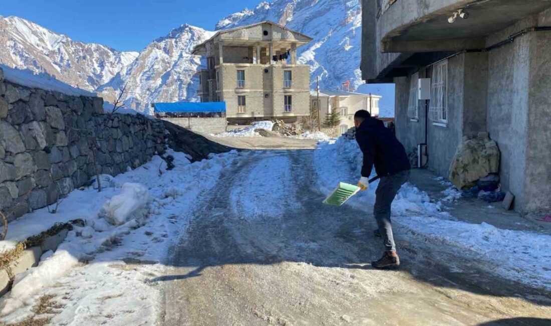 Hakkari’de buzla mücadele çalışmaları sürüyor Hakkari'de yaşanan Sibirya soğukları