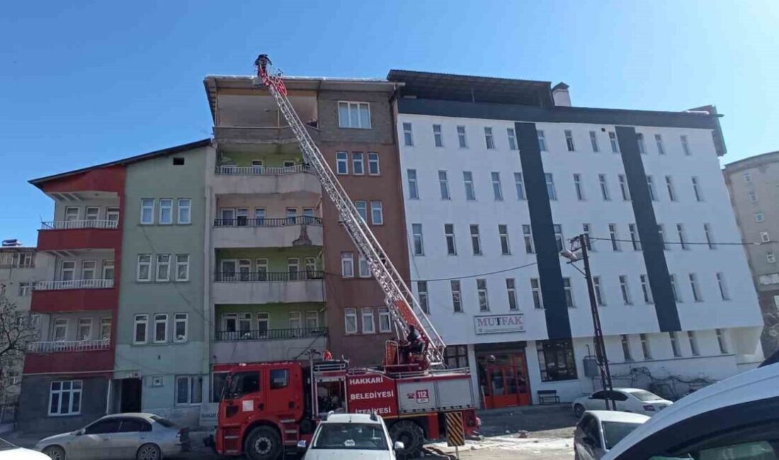 Hakkari'de buz sarkıtlarının oluşturduğu tehlikeye karşı harekete geçen itfaiye ekipleri,