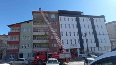 Hakkari'de buz sarkıtlarının oluşturduğu tehlikeye karşı harekete geçen itfaiye ekipleri,