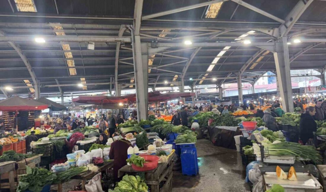 Zonguldak halk pazarındaki fiyat düşüşü vatandaşların ilgisini çekti. Çarşamba ve