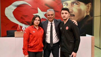 Antalya'nın gururu Zeynep Nur Pehlivan ve Efe Sağdıç, halterde ve