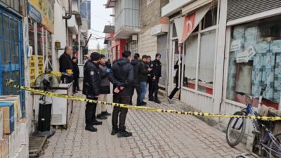 Malatya'nın Darende ilçesinde şekerleme işi yapan İsmail Özoğlu, boynundaki atkısının