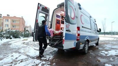 Kocaeli Büyükşehir Belediye Başkanı Tahir Büyükakın, hasta nakil ambulansı hizmetinden