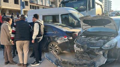 Hatay'ın İskenderun ilçesinde freni patlayan hafriyat kamyonu 5 araca çarparak