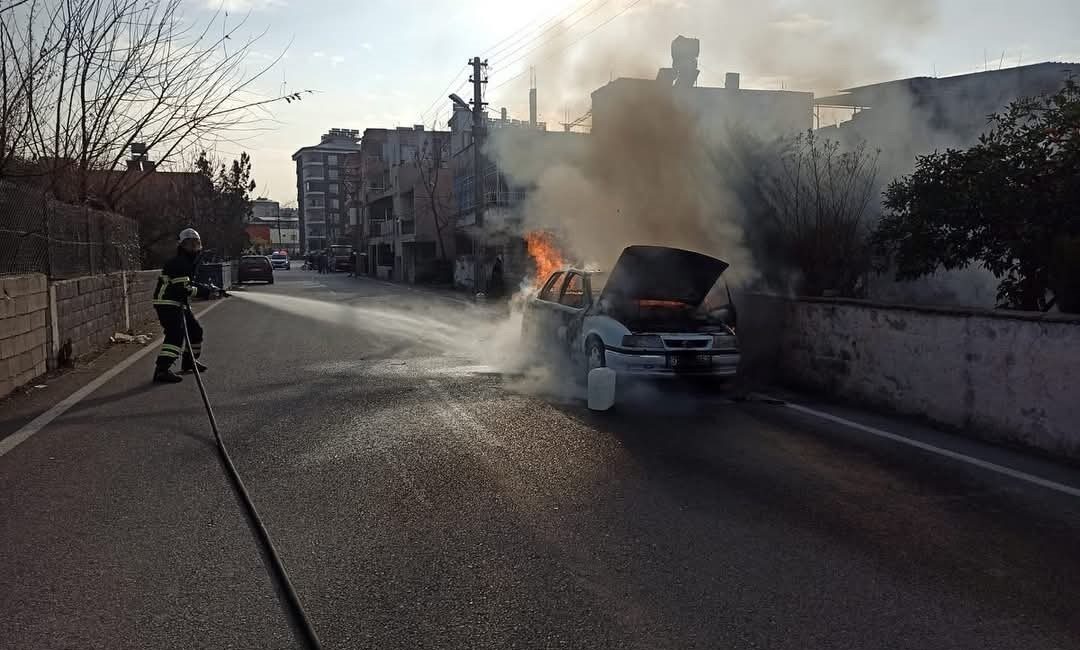 Hatay’da seyir halindeki otomobil yandı Payas ilçesinde seyir halindeki