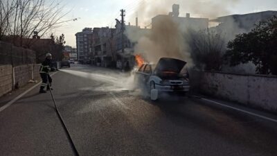 Payas ilçesinde seyir halindeki bir Opel otomobilde çıkan yangın, itfaiye