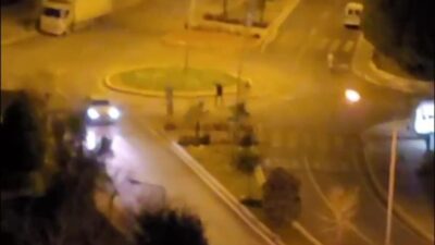 İzmir’in Bayraklı ilçesinde, yeni yıl kutlamaları sırasında sokakta yürüdüğü esnada
