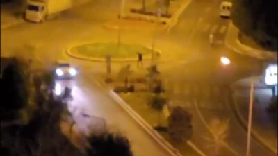 İzmir’in Bayraklı ilçesinde, yeni yıl kutlamaları sırasında sokakta yürüdüğü esnada