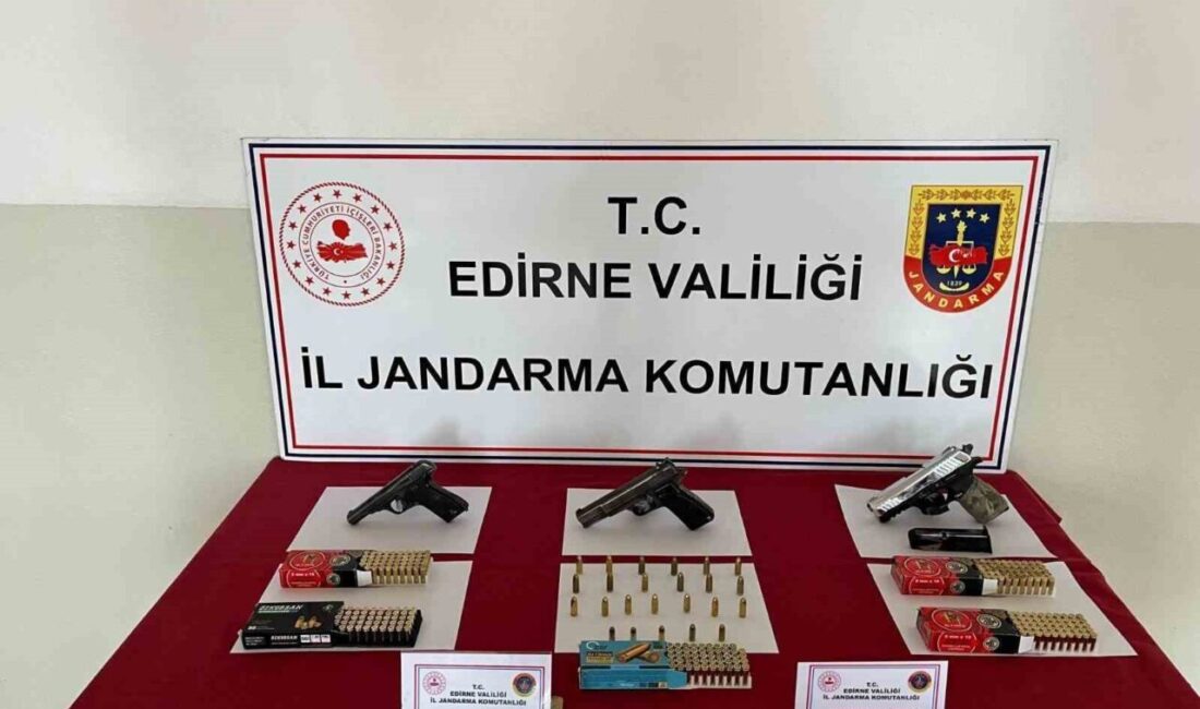 Havsa'da jandarma ekipleri tarafından yapılan operasyonda ruhsatsız tabancalar ele geçirildi.