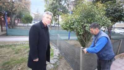 Yunusemre Belediyesi, Kaynak Mahallesi'nde peyzaj ve park bakım çalışmalarını sürdürüyor.