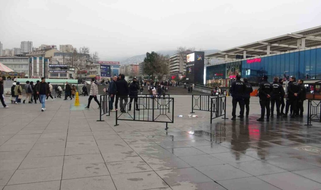 Bursa'da, Kent Meydanı Alışveriş Merkezi önünde bir genç, amcasını tartışma