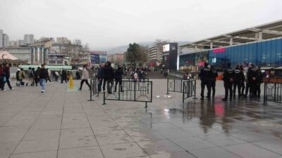 Bursa'da, Kent Meydanı Alışveriş Merkezi önünde bir genç, amcasını tartışma