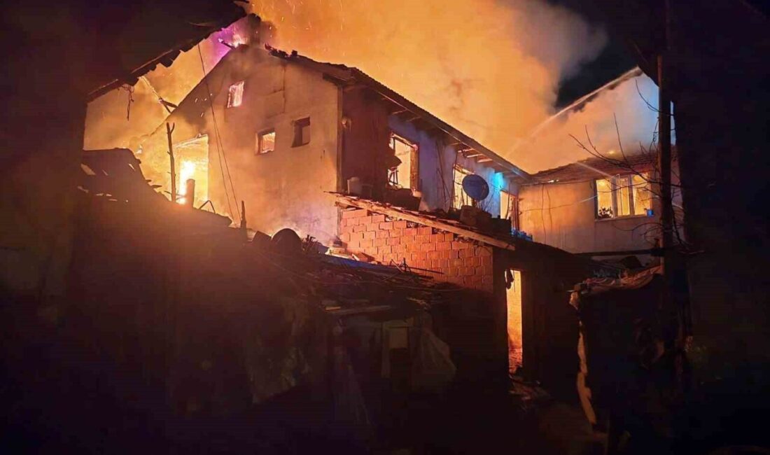 Hisarcık’ta çıkan yangında 2 ev ile 1 ahır zarar gördü Hisarcık ilçesine bağlı Kurtdere