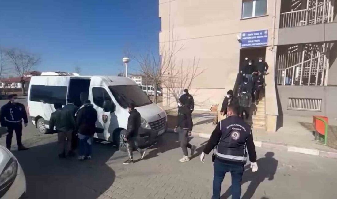Iğdır İl Emniyet Müdürlüğü ekipleri göçmen kaçakçılığına yönelik gerçekleştirdikleri operasyonda
