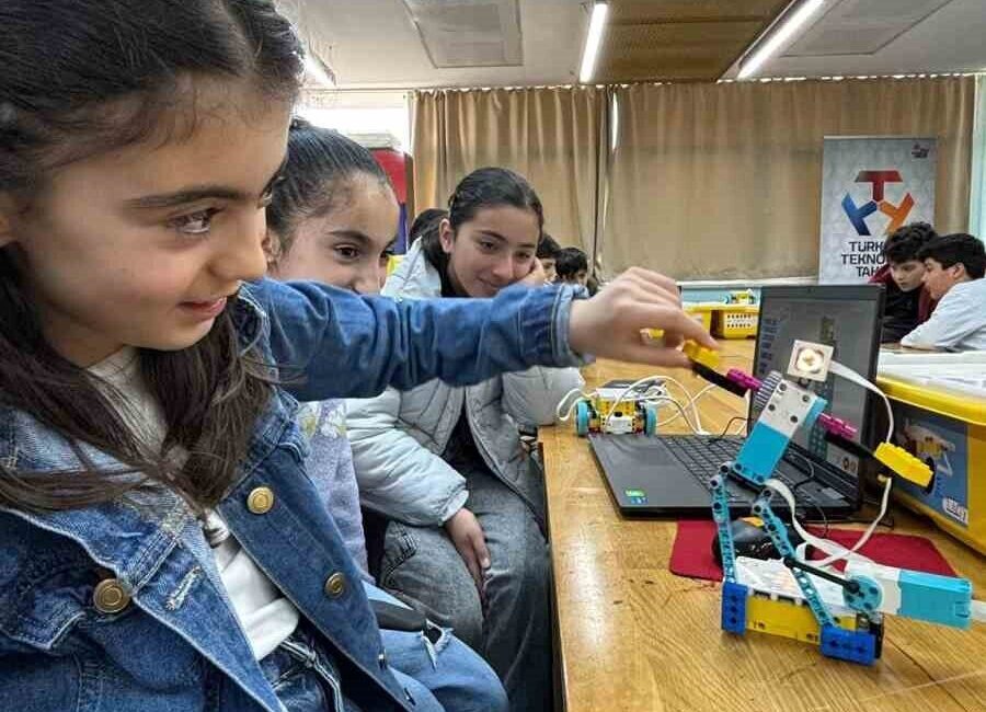 Iğdır'daki Deneyap Teknoloji Atölyesi öğrencilere Robotik Kodlama eğitimi sunarak, onların