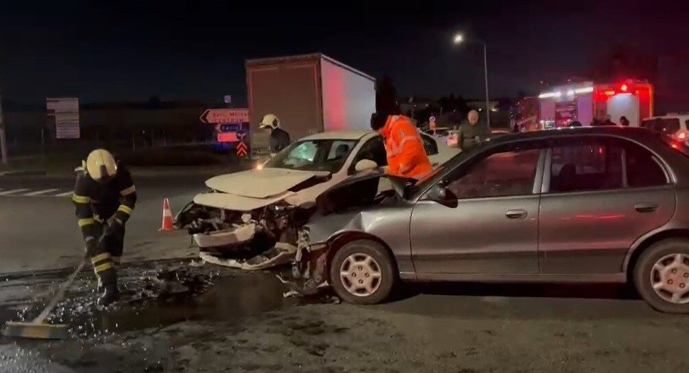 Çerkezköy'de meydana gelen trafik kazasında 3 kişi yaralandı. Otomobillerin kafa