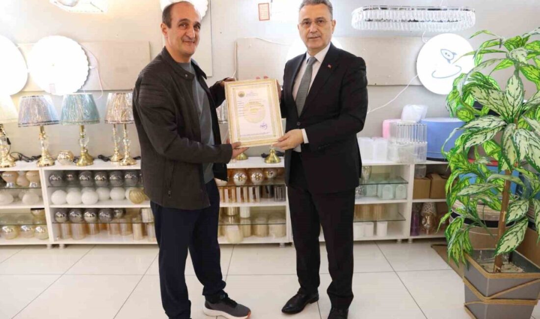 İlkadım Belediyesi, Pazar Mahallesi'ndeki bir işyerine 2025 yılının ilk ruhsatını