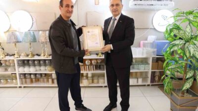 İlkadım Belediyesi, Pazar Mahallesi'ndeki bir işyerine 2025 yılının ilk ruhsatını