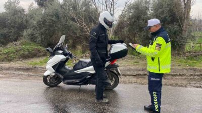 İncirliova'da jandarma, motosiklet sürücülerine genel trafik kuralları hakkında bilgilendirme yaptı.