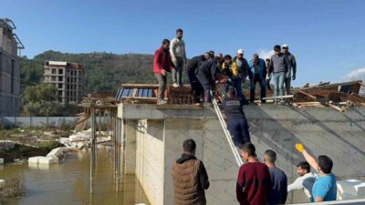 Antalya'nın Gazipaşa ilçesinde inşaat kazasında 3 işçi yaralandı. Kalıp ve