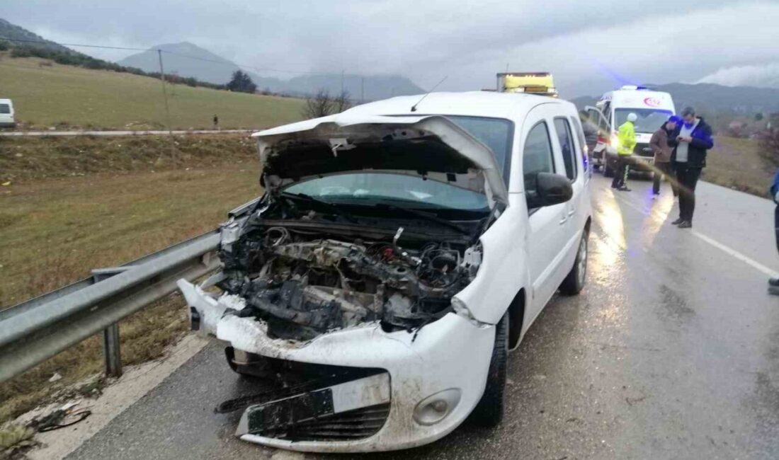Isparta’da midibüs ile sivil polis aracı çarpıştı: 2 polis yaralı Isparta'da midibüs ile sivil