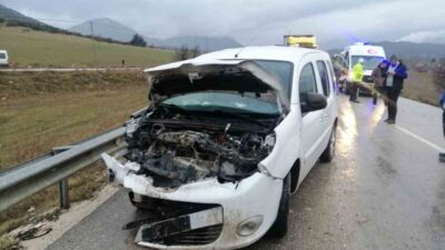 Isparta'da midibüs ile sivil polis aracının karıştığı kazada 2 polis