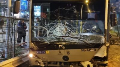 Zincirlikuyu'da park halindeki metrobüsün kayması sonucu 5 otomobile çarptığı kaza,