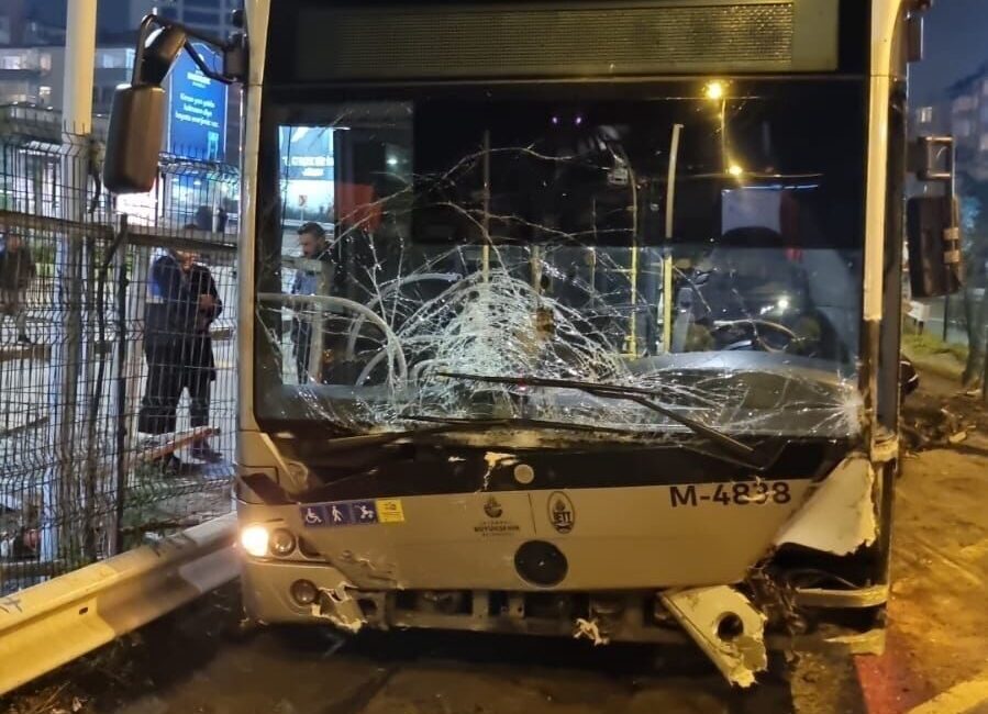 Zincirlikuyu'da park halindeki metrobüsün kayması sonucu 5 otomobile çarptığı kaza,