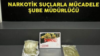 İzmir'de yapılan uyuşturucu operasyonunda 872 gram esrar ele geçirildi. Operasyon