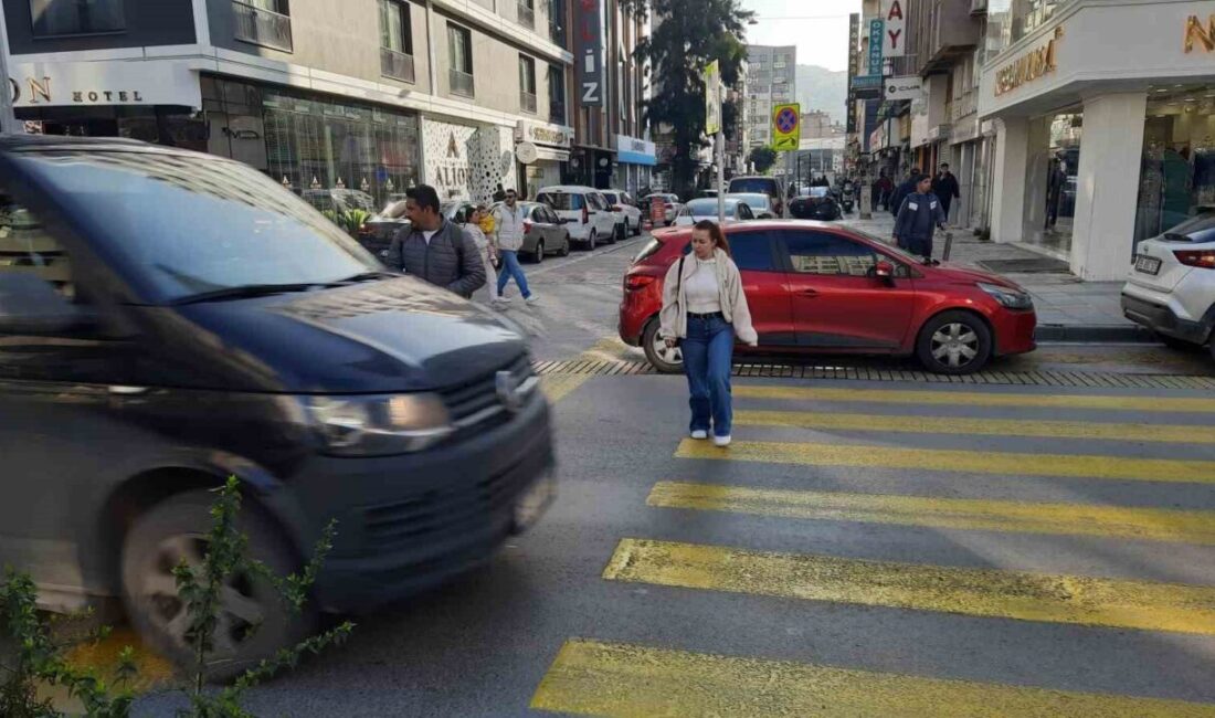 İzmir Konak'ta, Gazi Bulvarı'nda yer alan yaya geçidinde sürücülerin yayalara