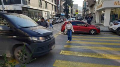 İzmir Konak'ta, Gazi Bulvarı'nda yer alan yaya geçidinde sürücülerin yayalara