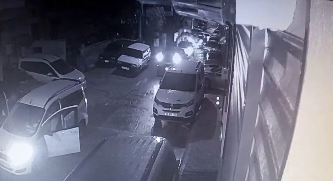 İzmir’de yol kavgasında 22 yaşındaki genç 4 yerinden bıçaklandı İzmir'in Bayraklı ilçesinde yol