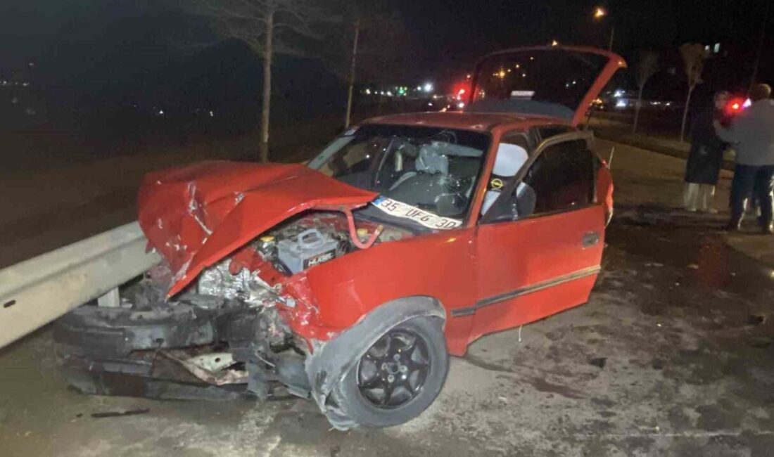 İzmit'te zincirleme kaza: 3 otomobil birbirine çarptı, 4 kişi yaralandı.
