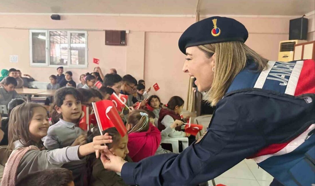 Aydın'ın Yenipazar ilçesinde, jandarma ekipleri Cumhuriyet İlkokulu'ndaki öğrencilere 'suçtan korunma