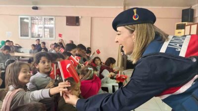 Aydın'ın Yenipazar ilçesinde, jandarma ekipleri Cumhuriyet İlkokulu'ndaki öğrencilere 'suçtan korunma
