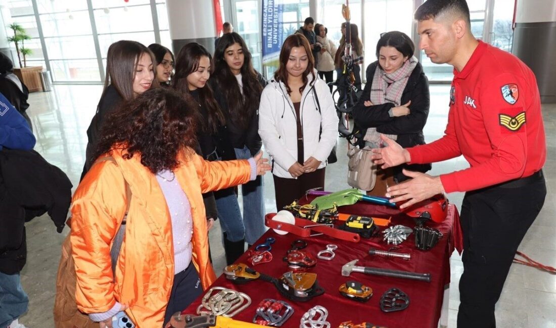Erzincan Binali Yıldırım Üniversitesi öğrencilerine Jandarma teşkilatını tanıtmak amacıyla düzenlenen