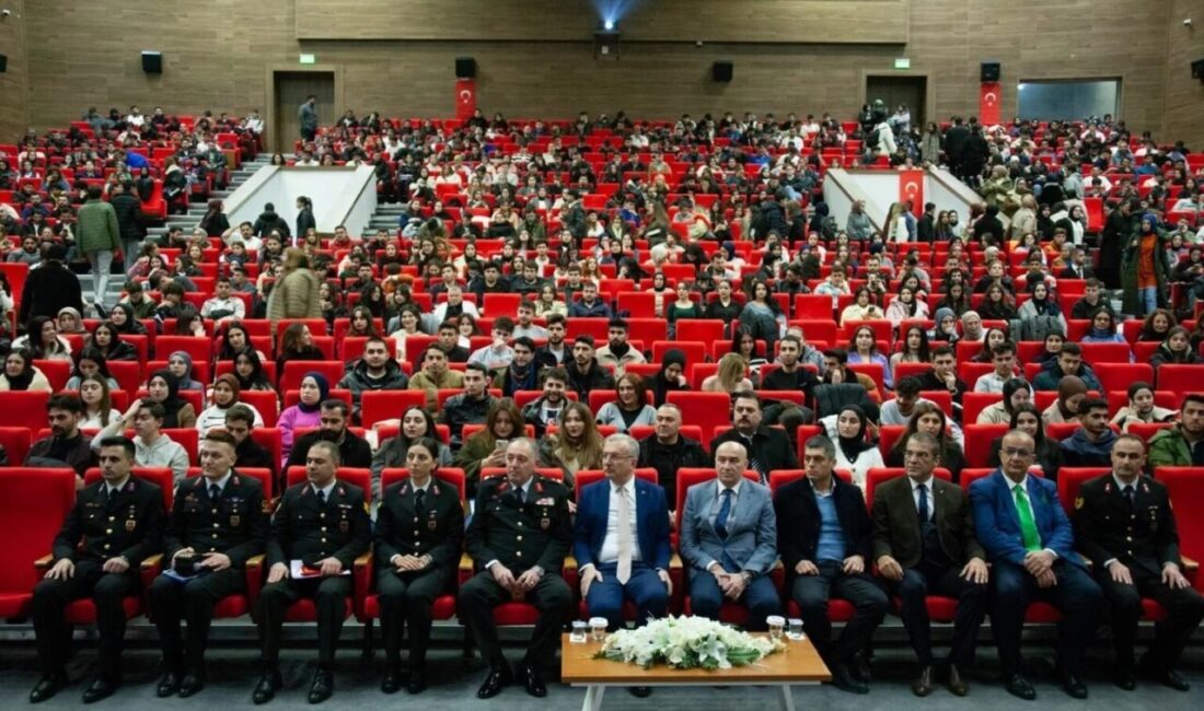 Erzincan Binali Yıldırım Üniversitesi'nde düzenlenen Jandarma Tanıtım Günü etkinliğine Rektör,